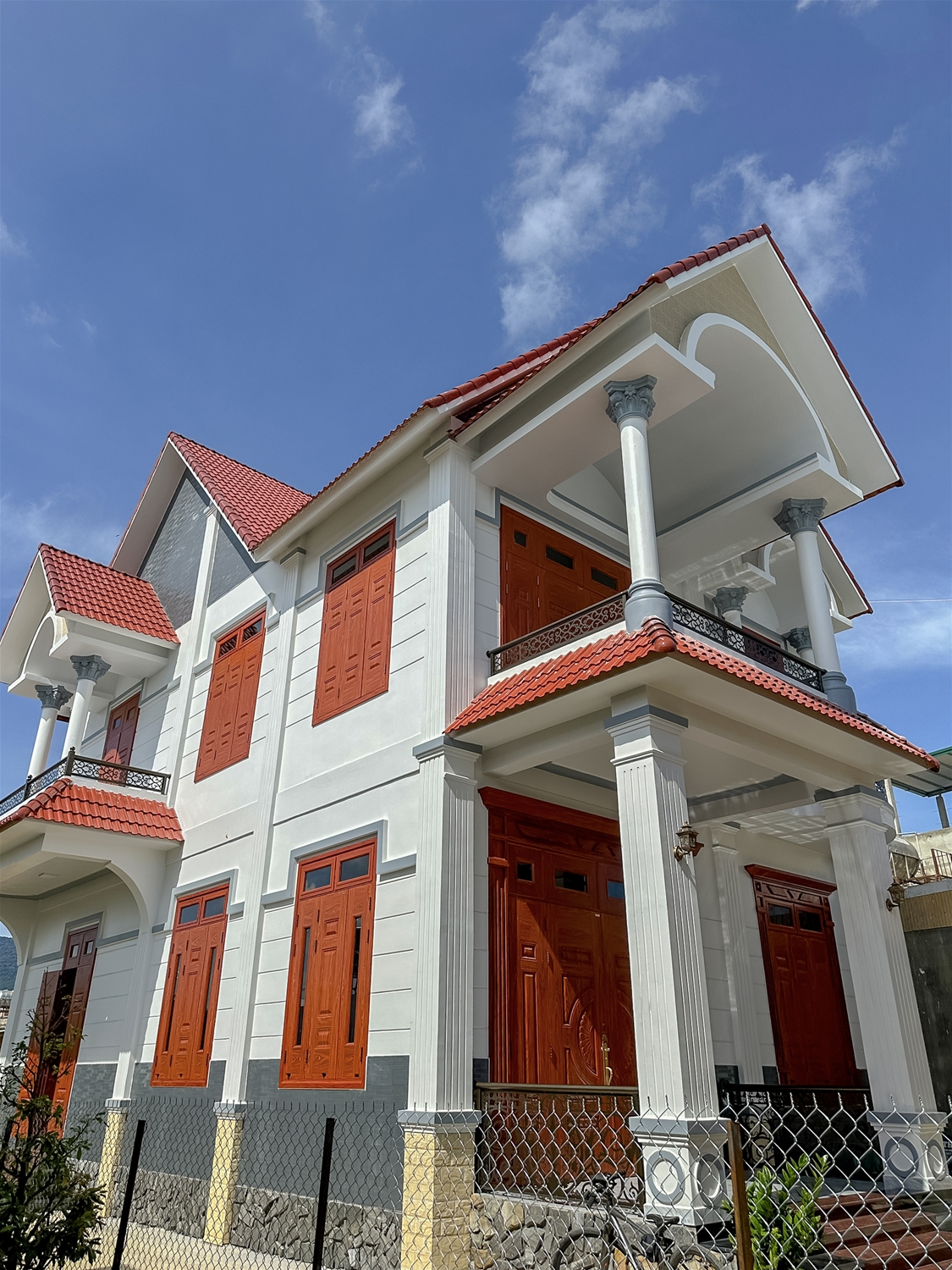 Thi công cửa thép vân gỗ nhà phố