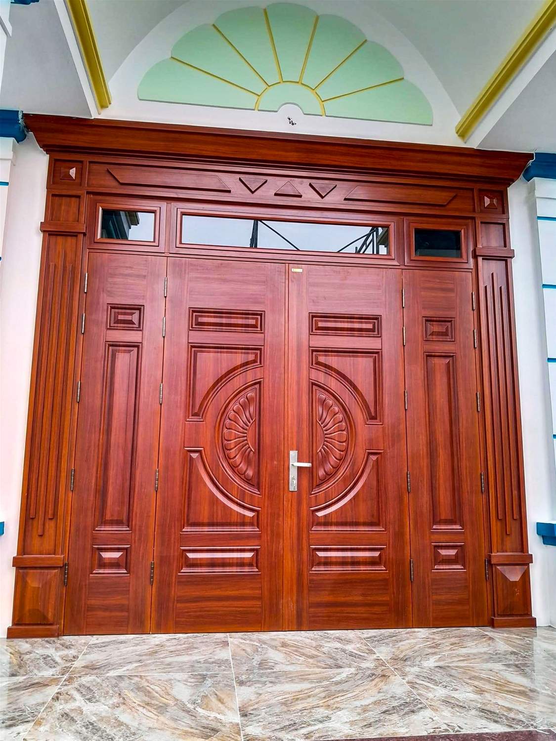 Thi công cửa thép vân gỗ cho nhà 2 tầng